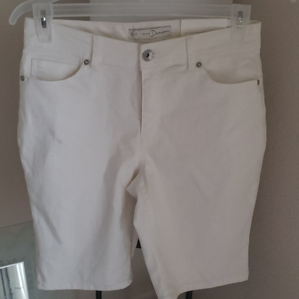 Est.1946 Denim size 6 white short